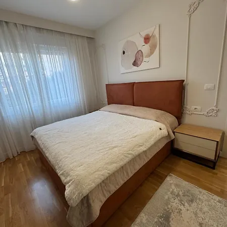 Fine Center 公寓 *